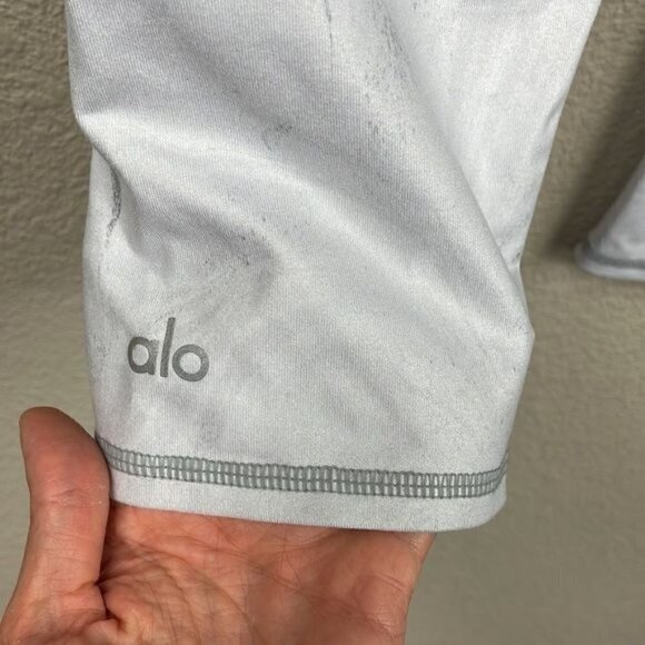 ALO YOGA Airbrushed Performance Capri Leggings White Gray Swirl Marble Sz XS - Picture 5 of 12